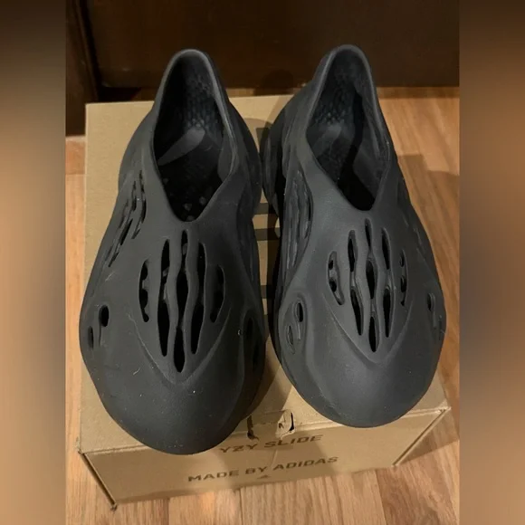 Yeezy Foamrunners - Picture 1 of 9
